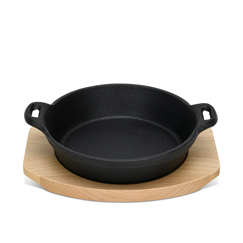 Cast iron frying pan 18 cm on a wooden stand