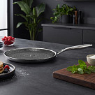Pankūku panna HERITAGE PRO 24 cm (nerūsējošais tērauds ar pretpiedeguma pārklājumu)