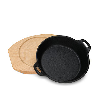 Cast iron frying pan 18 cm on a wooden stand