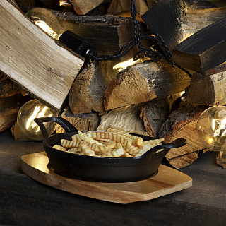 Pan 18x4.5 cm with two side handles on wooden tray (cast iron)