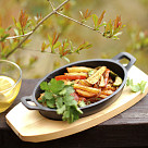 Pan 18x4.5 cm with two side handles on wooden tray (cast iron)