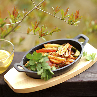 Pan 18x4.5 cm with two side handles on wooden tray (cast iron)