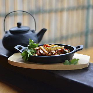 Pan 18x4.5 cm with two side handles on wooden tray (cast iron)