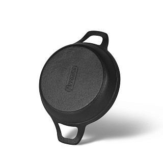 Pan 18x4.5 cm with two side handles on wooden tray (cast iron)