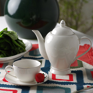 Teapot ALEKSA 1100 ml color white (porcelain)