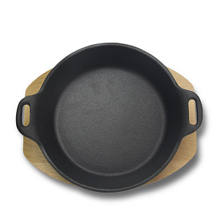 Cast iron frying pan 18 cm on a wooden stand