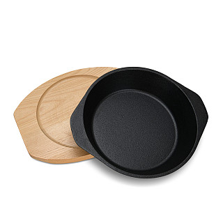 Ketaus keptuvė 19 cm ant medinio stovo Ketaus keptuvė 19 cm ant medinio stovo