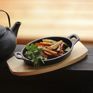 Pan 18x4.5 cm with two side handles on wooden tray (cast iron)